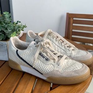 Adidas black & white sneakers (women’s size 7) ✨